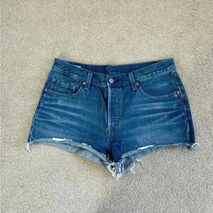 Levi’s button front high rise blue denim shorts in size 29